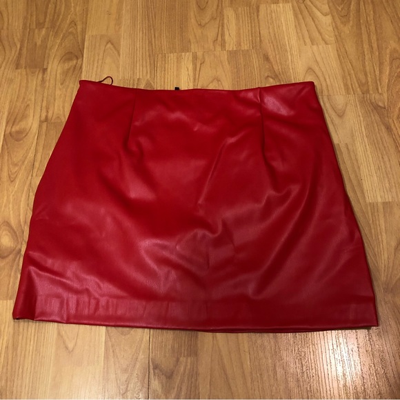 Red Faux leather miniskirt - Picture 4 of 7
